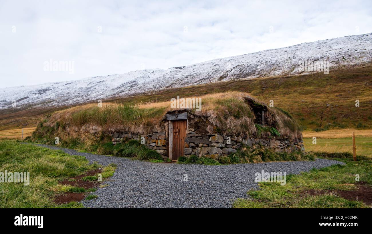Pendant des siècles, les maisons d'hôtes de Hjarðarhagi étaient dans un groupe de six bâtiments, la plupart d'entre eux étant encore en service jusqu'aux années 1970. Aujourd'hui, les deux vieux sheephou Banque D'Images