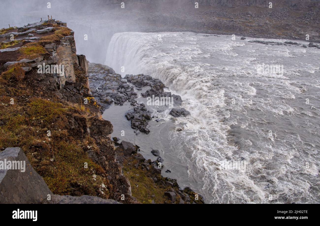 Dettifoss dans le parc national de Vatnajökull serait la deuxième chute d'eau la plus puissante d'Europe après les chutes du Rhin. La Dettifoss tombe du Jö Banque D'Images