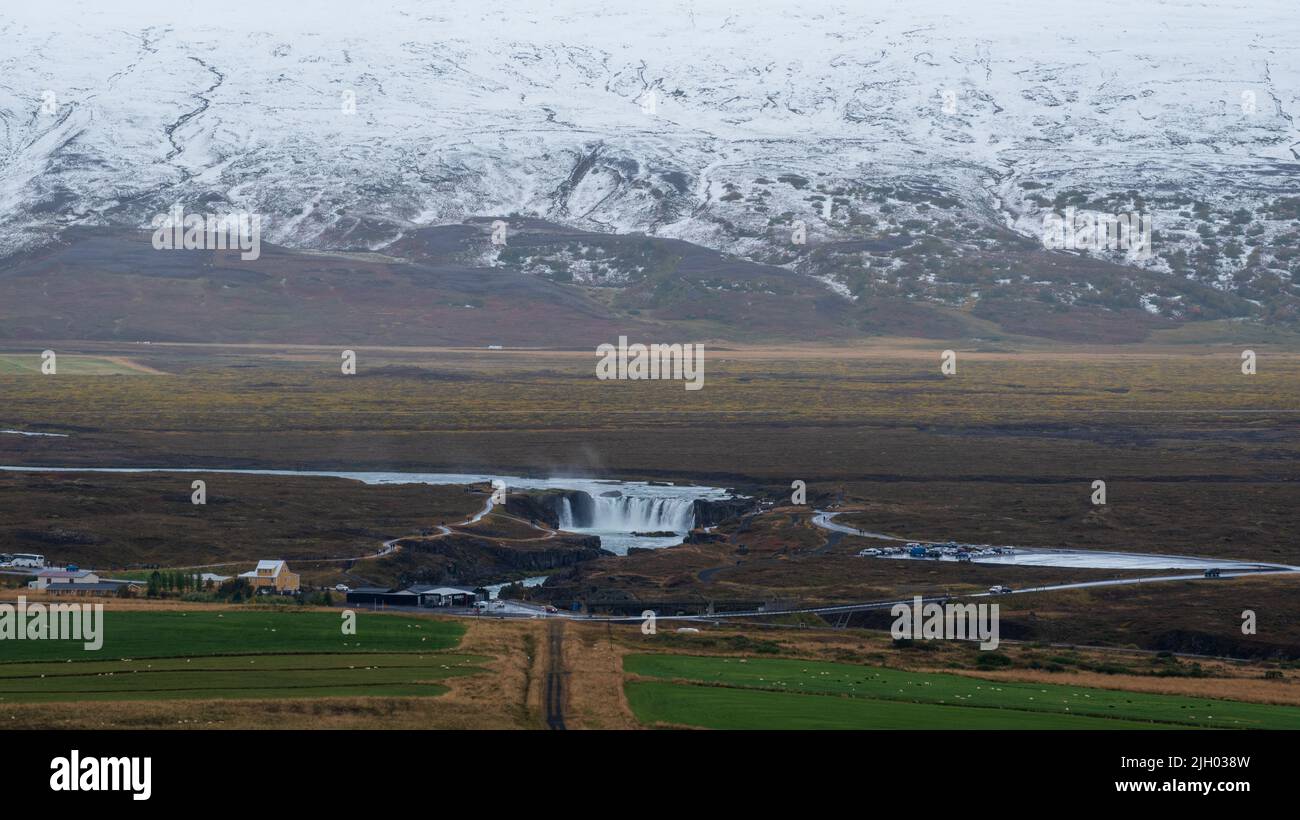 En approchant de Goðafoss sur le périphérique, Iceland Highway (þjóðvegur) #1, en descendant d'Akureyri. Goðafoss Waterfall est surnommé la « Waterfall of t Banque D'Images
