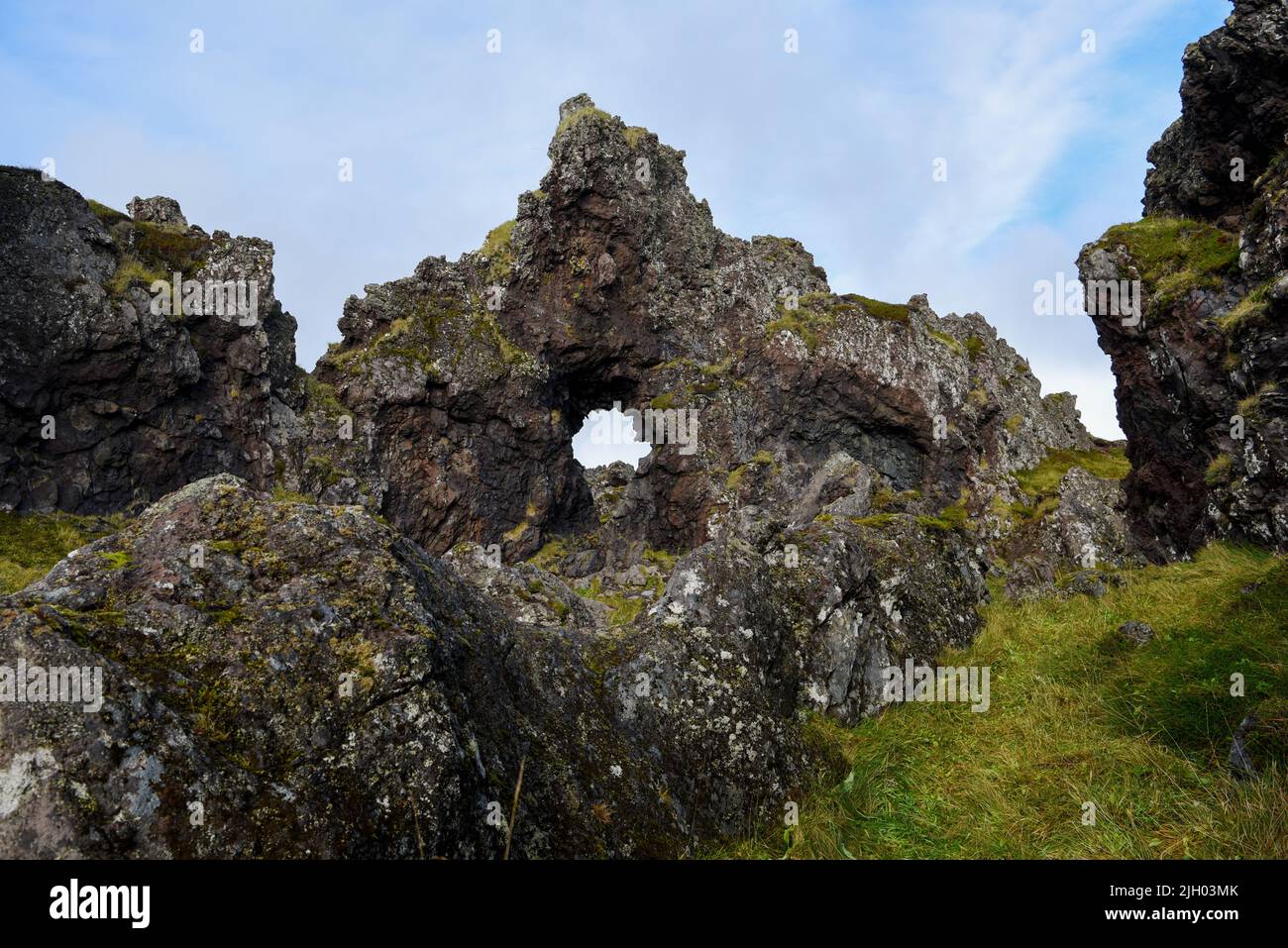 Gatklettur, la roche de lave avec un trou, au-dessus de Nausitisígur, le chemin de la taureau à la plage de Djúpalón sur la péninsule de Snæfellsnes dans l'ouest de l'Islande. Le nom de Banque D'Images