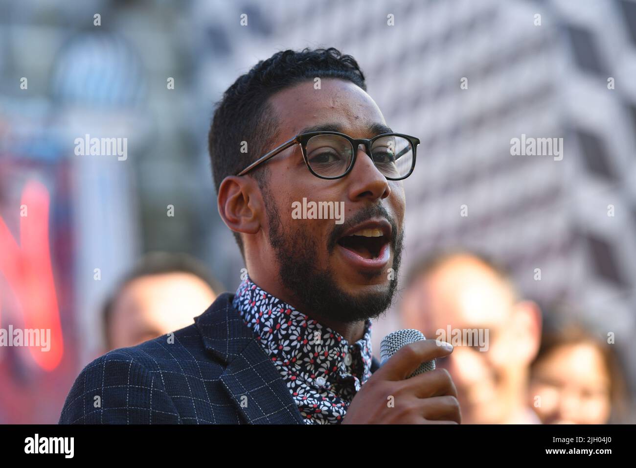 Le président du quartier de Brooklyn, Antonio Reynoso, se joint au maire Eric Adams pour annoncer la suspension du supplément de permis d’alcool de la ville pendant un con de presse Banque D'Images