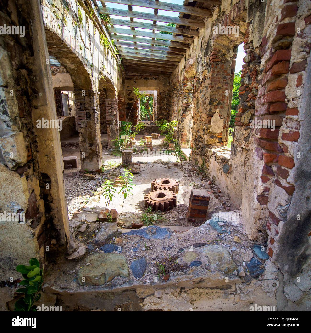 Bâtiment en pierre abandonné avec toit ouvert et fûts machine sur le sol dans les îles Vierges Banque D'Images