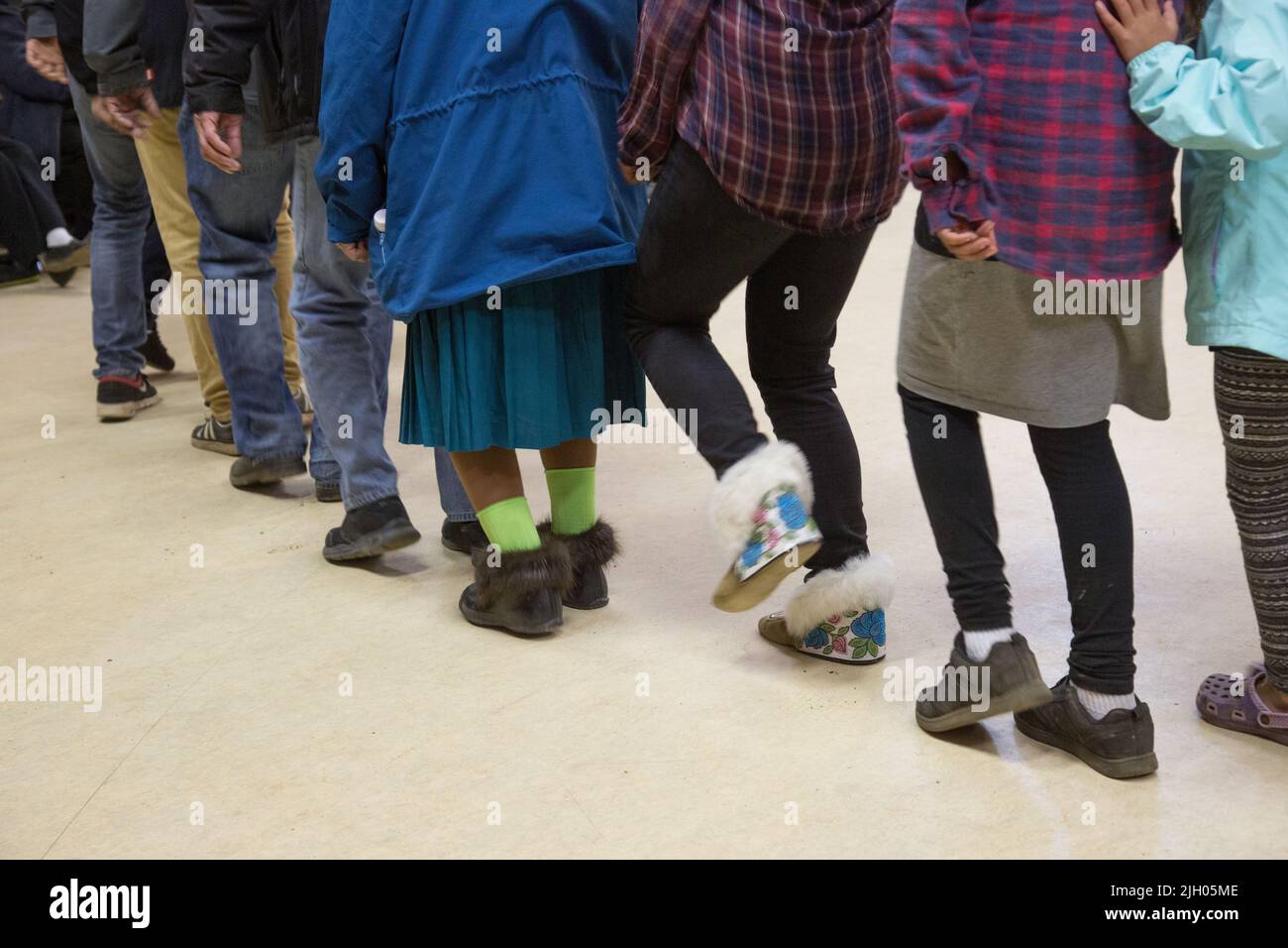 Gros plan sur les pieds des gens qui dansent en danse au tambour, dans la communauté autochtone du nord de Deline, Territoires du Nord-Ouest, Canada. Banque D'Images