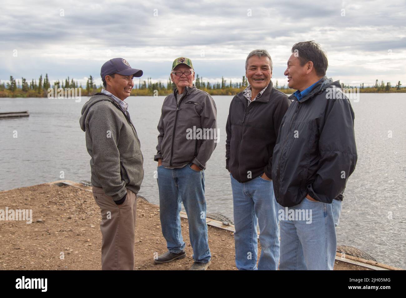 Des Dénés autochtones en conversation à l'extérieur près de Great Bear Lake, dans la communauté nord de Deline, Territoires du Nord-Ouest, Canada. Banque D'Images