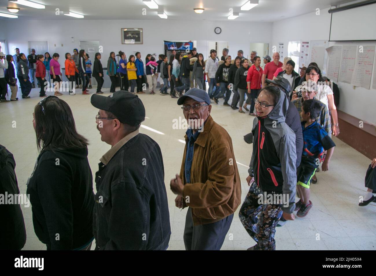 Danse du tambour dans la communauté autochtone du nord de Deline, Territoires du Nord-Ouest, Canada Banque D'Images