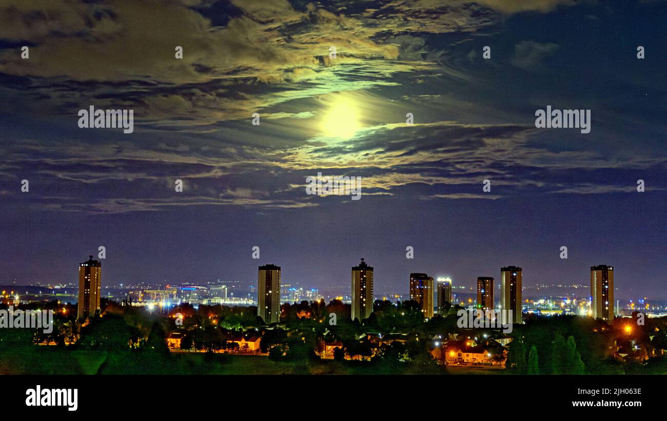 Glasgow, Écosse, Royaume-Uni 13 juillet 2022. Météo au Royaume-Uni : Super Buck Moon lutte à travers un ciel nuageux au-dessus des lumières du sud de la ville après une journée changeante qui a plu. Crédit Gerard Ferry/Alay Live News Banque D'Images
