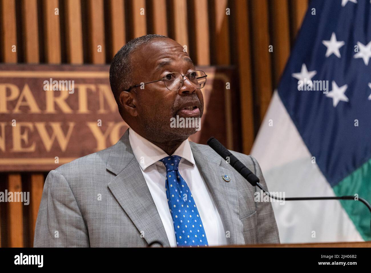 New York, États-Unis. 13th juillet 2022. Le commissaire adjoint à l'information publique, Julian Phillips, parle lors d'une conférence de presse d'une enquête en cours à One police Plaza à New York sur 13 juillet 2022. Les médias ont été informés que l'auteur qui a tué 3 sans-abri avait été arrêté. L'auteur lui-même est un sans-abri et a vécu dans le refuge. Il a été repéré par un bon samaritain et signalé à la police. (Photo de Lev Radin/Sipa USA) crédit: SIPA USA/Alay Live News Banque D'Images