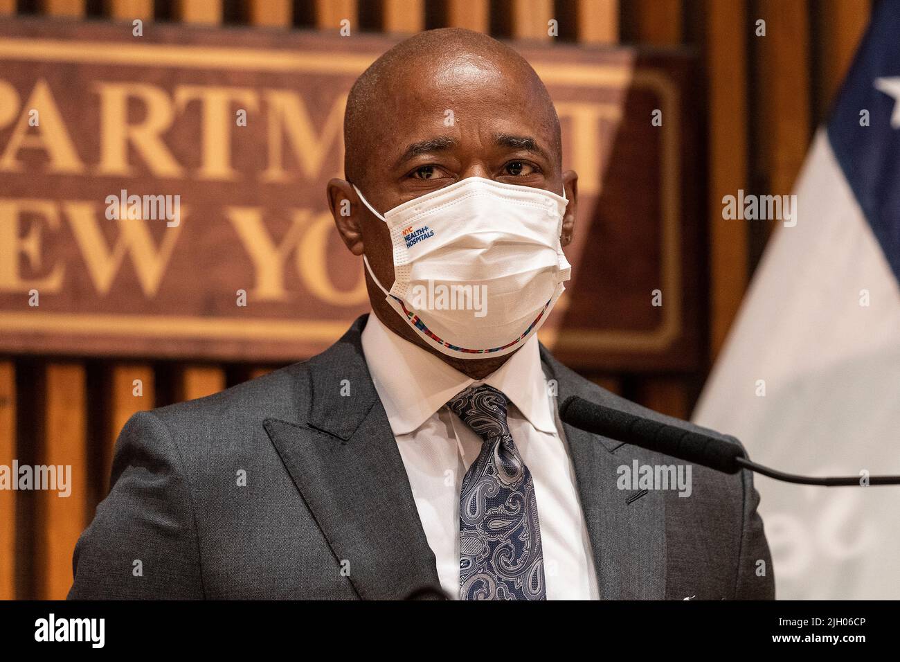 New York, États-Unis. 13th juillet 2022. Le maire Eric Adams portant un masque facial parle pendant la conférence de presse d'une enquête en cours à One police Plaza à New York sur 13 juillet 2022. Les médias ont été informés que l'auteur qui a tué 3 sans-abri avait été arrêté. L'auteur lui-même est un sans-abri et a vécu dans le refuge. Il a été repéré par un bon samaritain et signalé à la police. (Photo de Lev Radin/Sipa USA) crédit: SIPA USA/Alay Live News Banque D'Images