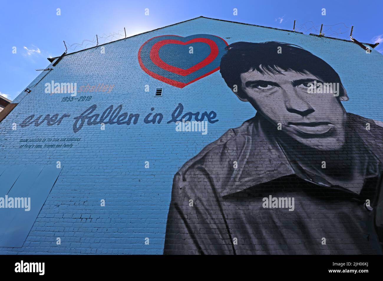 Même tombé dans l'amour, avec quelqu'un que vous n'auriez pas pu avoir, peinture murale commémorative Pete Shelley par Akse P19, dans le centre-ville de Leigh, Grand Manchester, Angleterre Banque D'Images