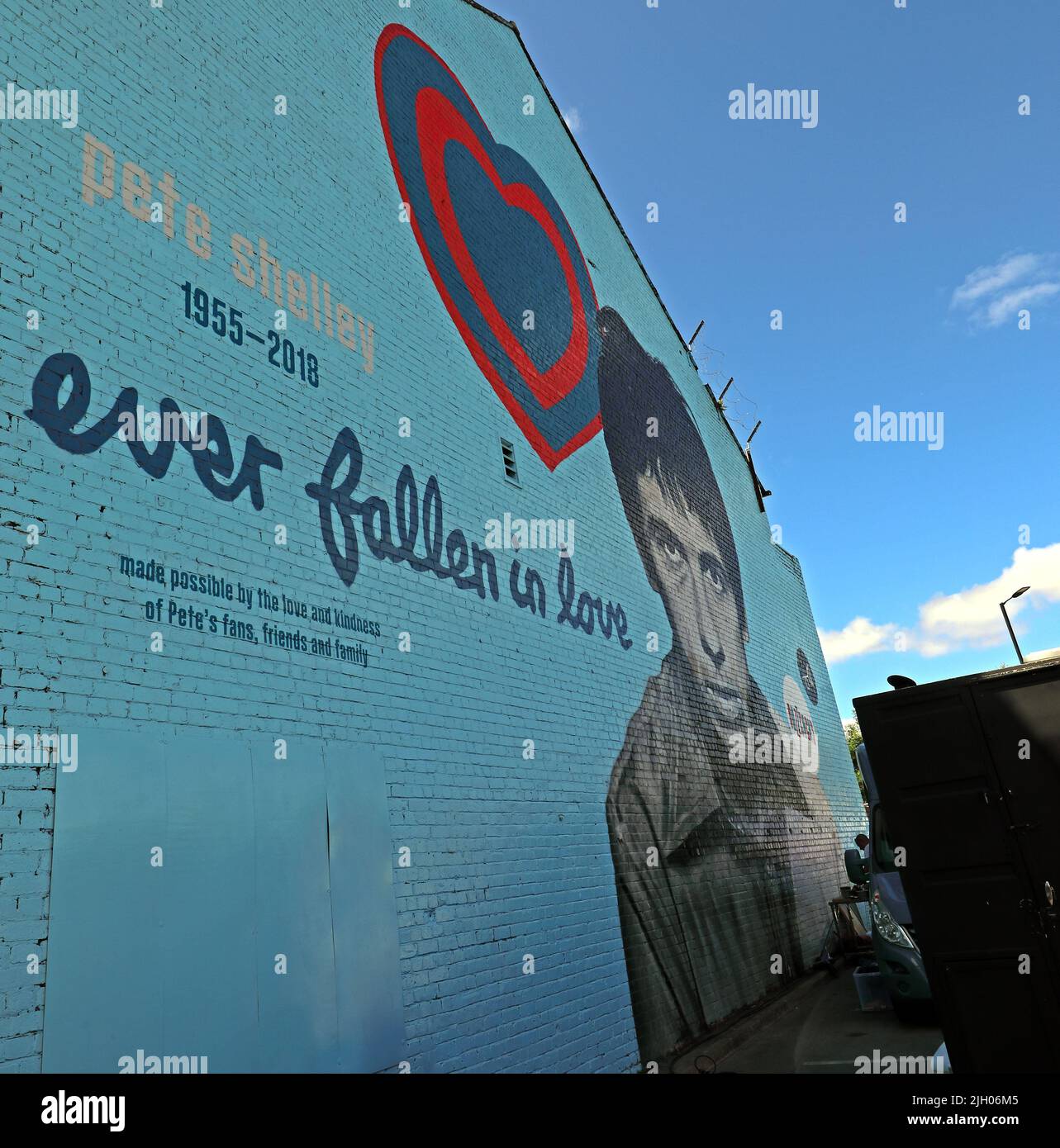 Pete Shelley Buzzcocks, Peter Campbell McNeish, fresque du mémorial - toujours tombé dans l'amour, Leigh Town Center, Greater Manchester, Angleterre, Royaume-Uni Banque D'Images