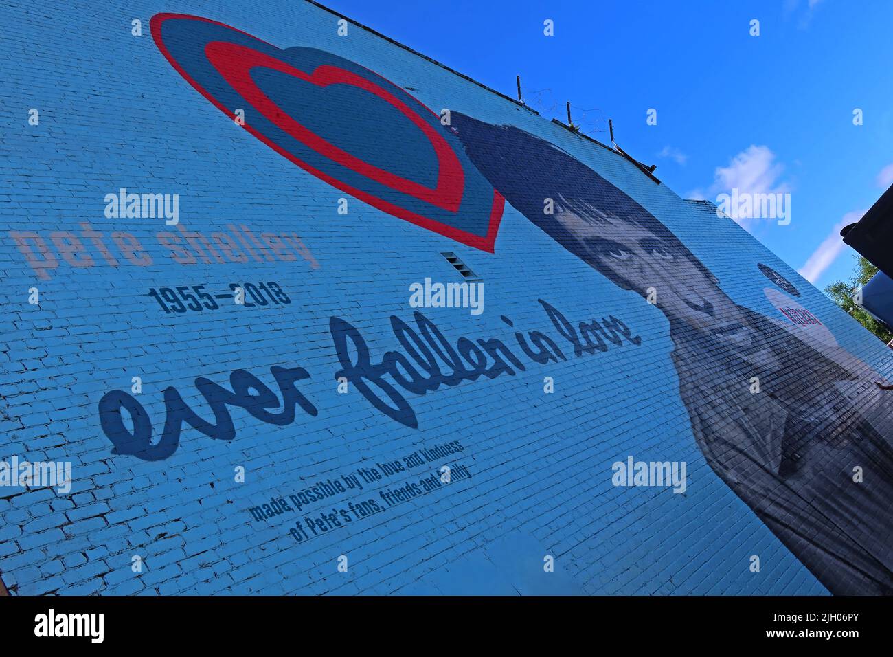 Fils musical de la ville de Leigh, fresque de Pete Shelley, toujours tombé amoureux, une chanson de Buzzcocks, 1955-2018, Bengal St car Park, 10 Back Salford, Leigh WN7 4AZ Banque D'Images