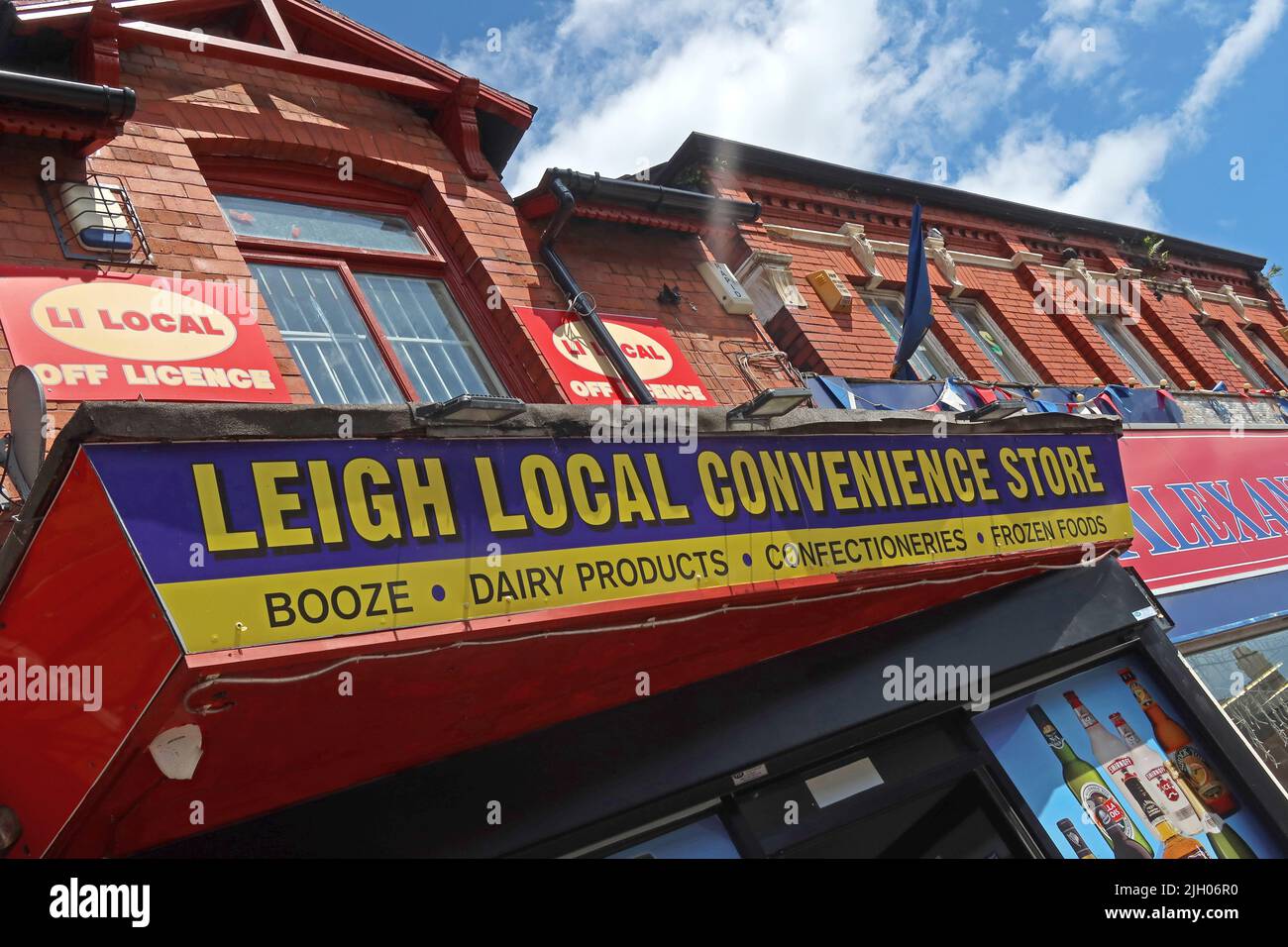 LI local, Leigh local dépanneur, Booze, produits d'agenda, confiseries, aliments surgelés, 20 Railway Rd, Leigh, Angleterre, Royaume-Uni, WN7 4AX Banque D'Images