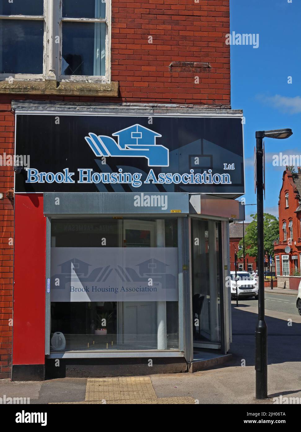 Brook Housing Association bureau, 87 Railway Road, Leigh, Angleterre, WN7 4AD Banque D'Images