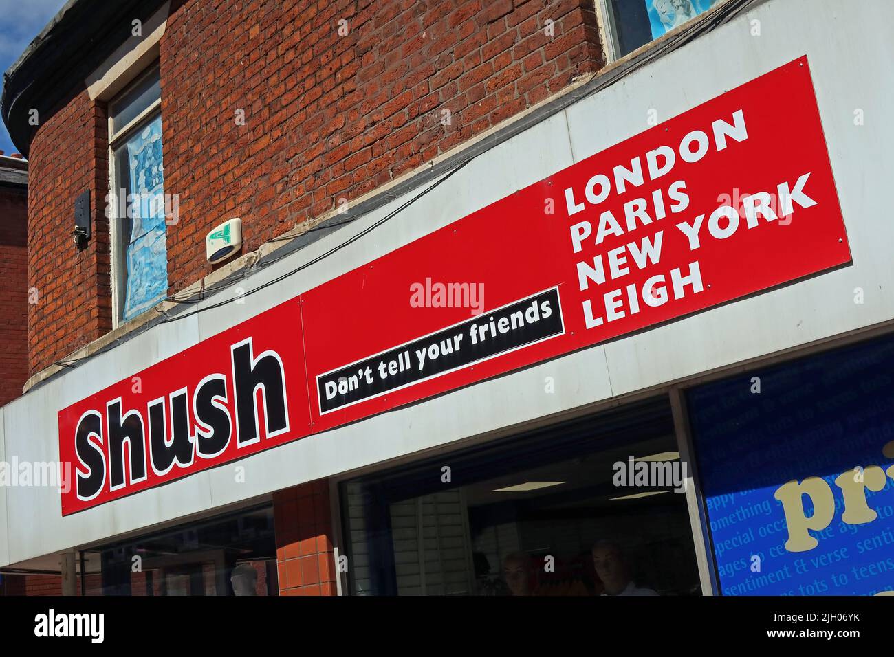 Shush Fashion Bargain Shop Leigh, également à Londres, Paris, New York, - ne dites pas à vos amis - Unit K6, Market, Leigh, Lancs, Angleterre, ROYAUME-UNI, WN7 4PG Banque D'Images