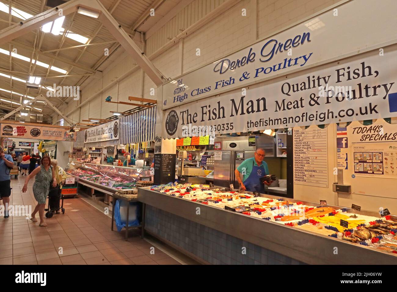 Derek Green le Fish man, Leigh couvert marché intérieur, Gas St, Leigh, Lancashire, Angleterre, ROYAUME-UNI, WN7 4PG Banque D'Images