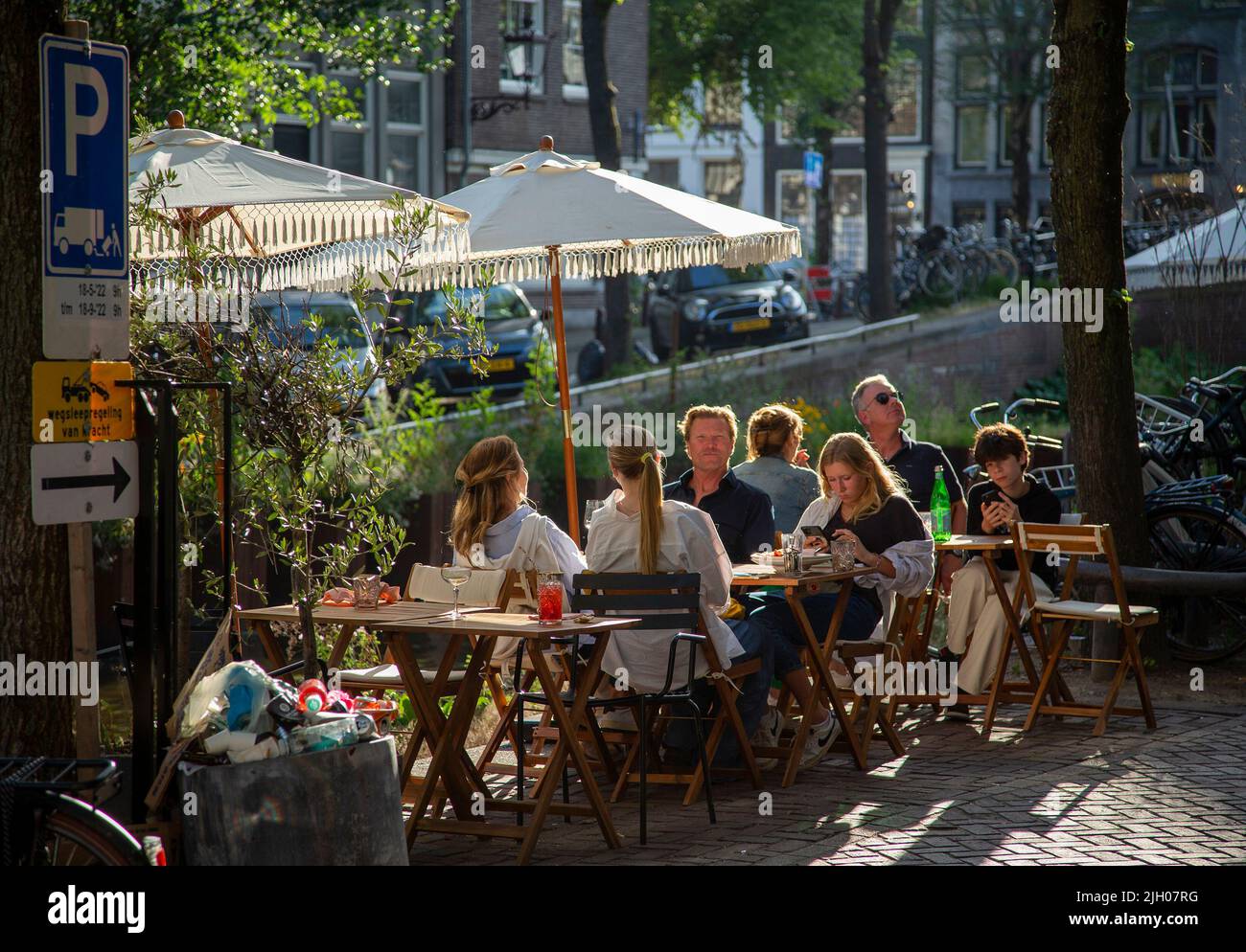 Un café en plein air à Amsterdam Banque D'Images