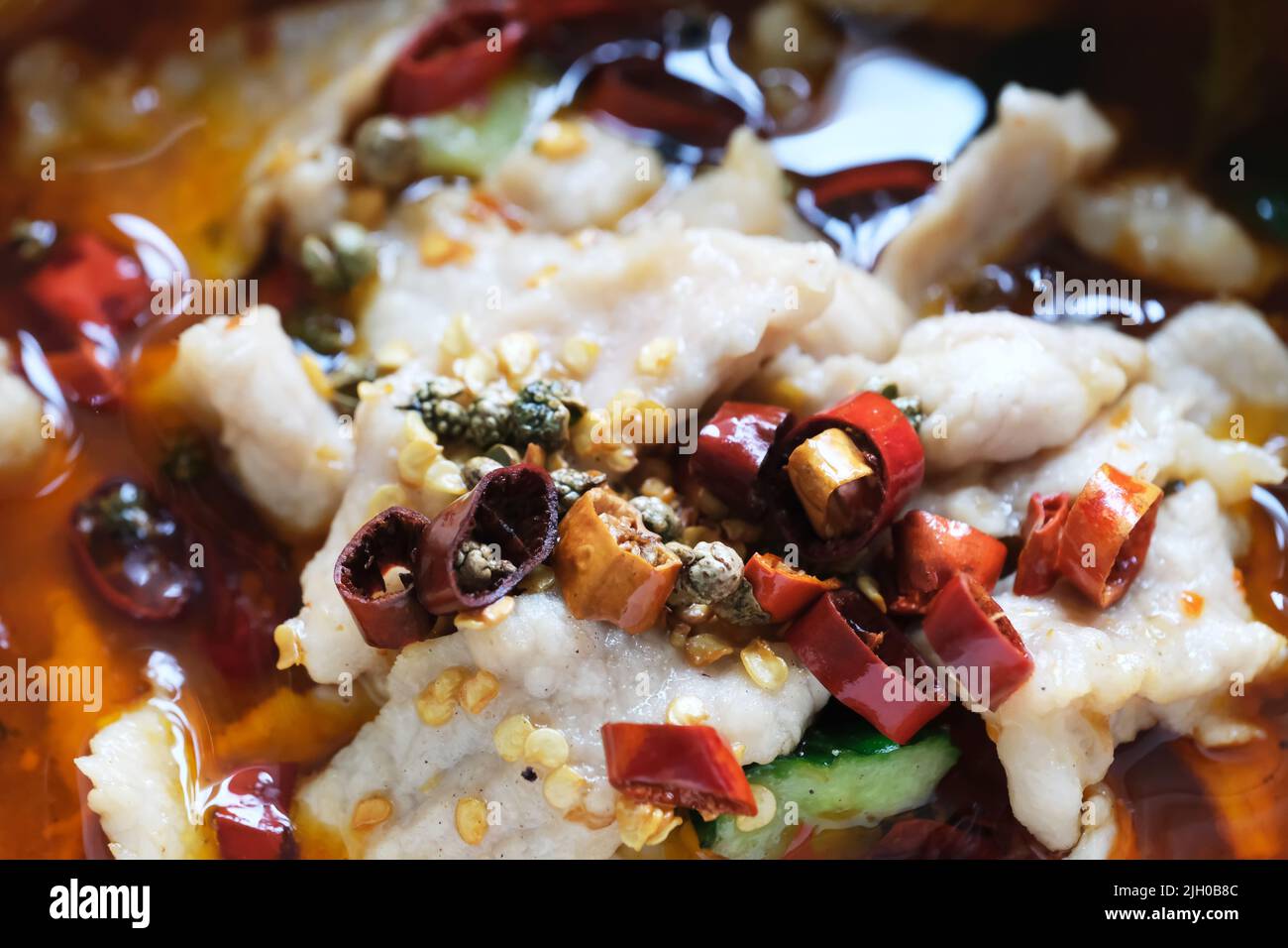 Gros plan sur le porc bouilli épicé du Sichuan (porc en tranches poché à l'huile de Chili chaude). Une cuisine chinoise traditionnelle célèbre du Sichuan Banque D'Images