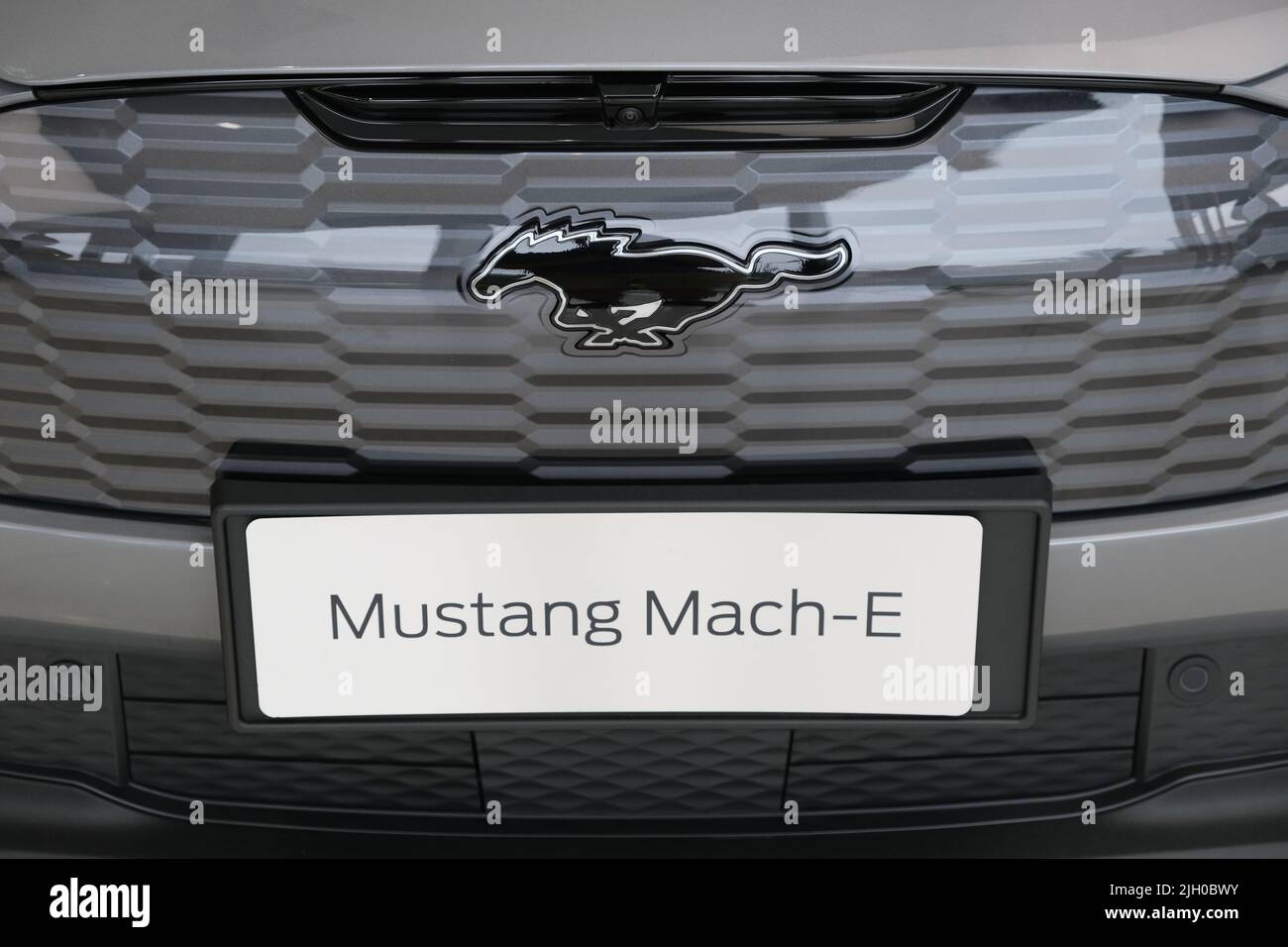 Shanghai,Chine-4 juin 2022: Gros plan Ford Mustang Mach-E logo et nom de voiture. Un véhicule utilitaire sport électrique de Ford Banque D'Images