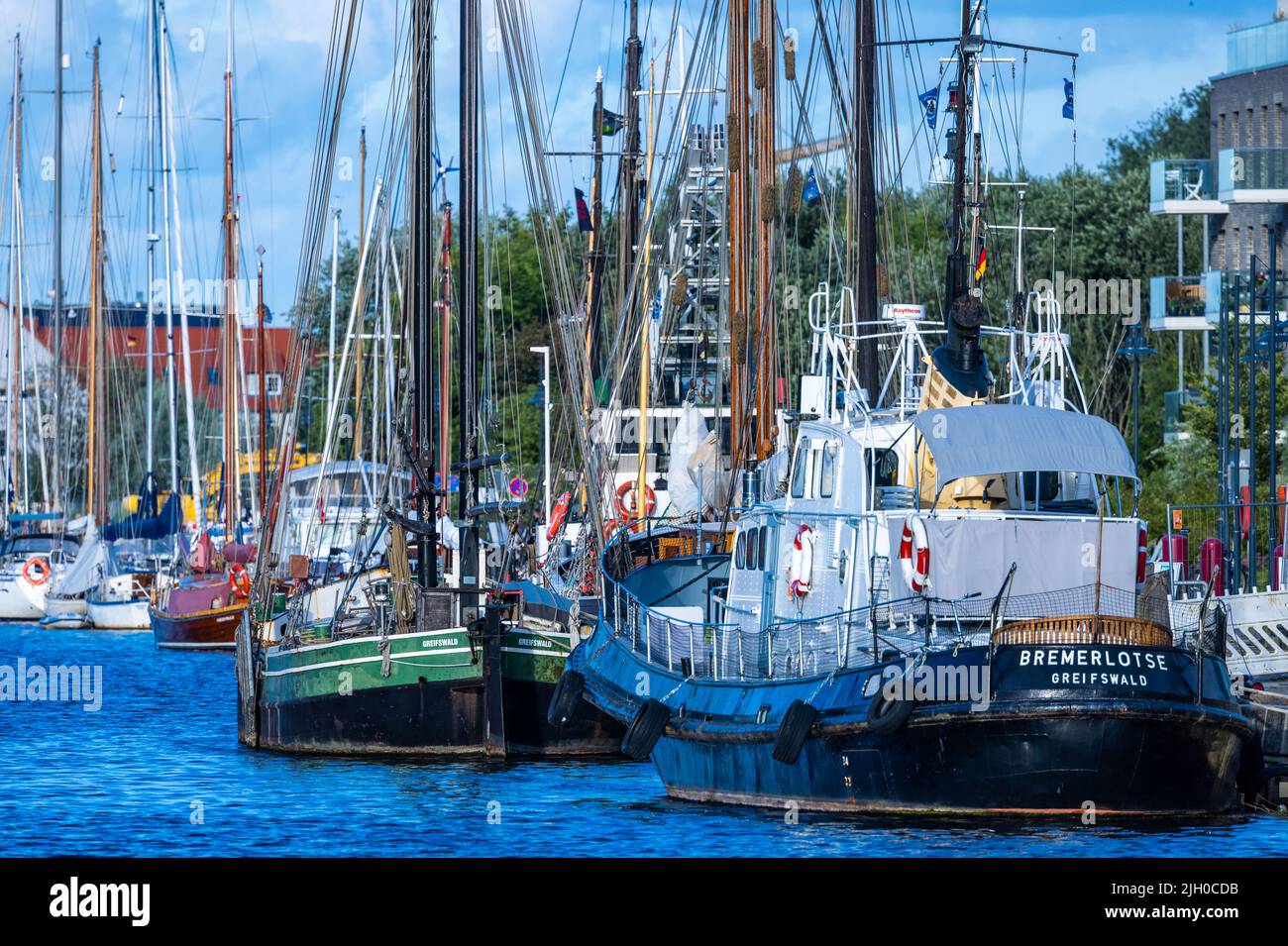 Greifswald, Allemagne. 10th juillet 2022. Le bateau-navette pilote 'Bremerlotse', construit à Hambourg en 1956, est amarré dans le port du musée. Environ 50 marins historiques, chalutiers de pêche et bateaux pilotes sont amarrés dans le port du musée sur la rivière Ryck. Dans le berth exploité par l'association Museumshafen Greifswald, les navires sont restaurés et préparés pour les croisières. Credit: Jens Büttner/dpa/Alay Live News Banque D'Images