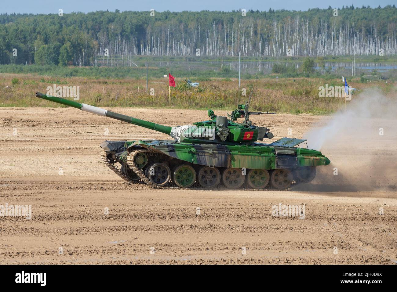 RÉGION DE MOSCOU, RUSSIE - 25 AOÛT 2020 : char T-72B3 de l'équipe kirghize sur la piste de biathlon. Jeux de l'armée internationale. Armée internationale-t Banque D'Images