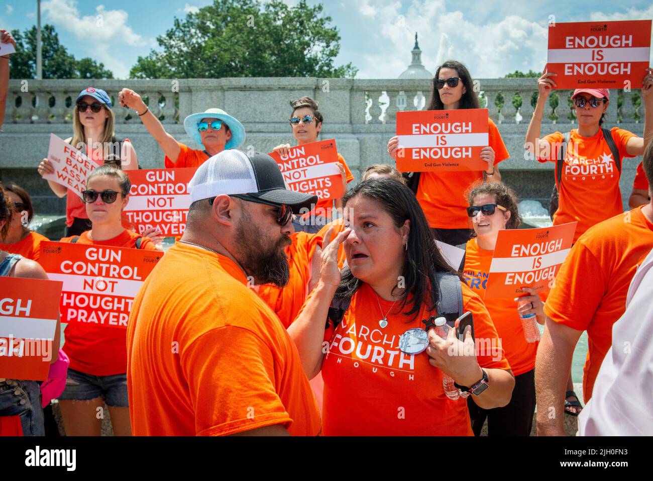 Washington, États-Unis d'Amérique. 13th juillet 2022. Les gens embrassent tout en se joignant à certaines des victimes et survivants des récentes fusillades de masse à Uvalde, Texas et Highland Park, Illinois, dans le quatrième rassemblement de mars, Et une courte marche vers le Lower Senate Park près du Capitole des États-Unis, appelant à des contrôles universels des antécédents pour les armes à feu et à une interdiction des armes d'assaut à Washington, DC, mercredi, 13 juillet 2022. Crédit: Rod Lamkey/CNP/Sipa USA crédit: SIPA USA/Alay Live News Banque D'Images