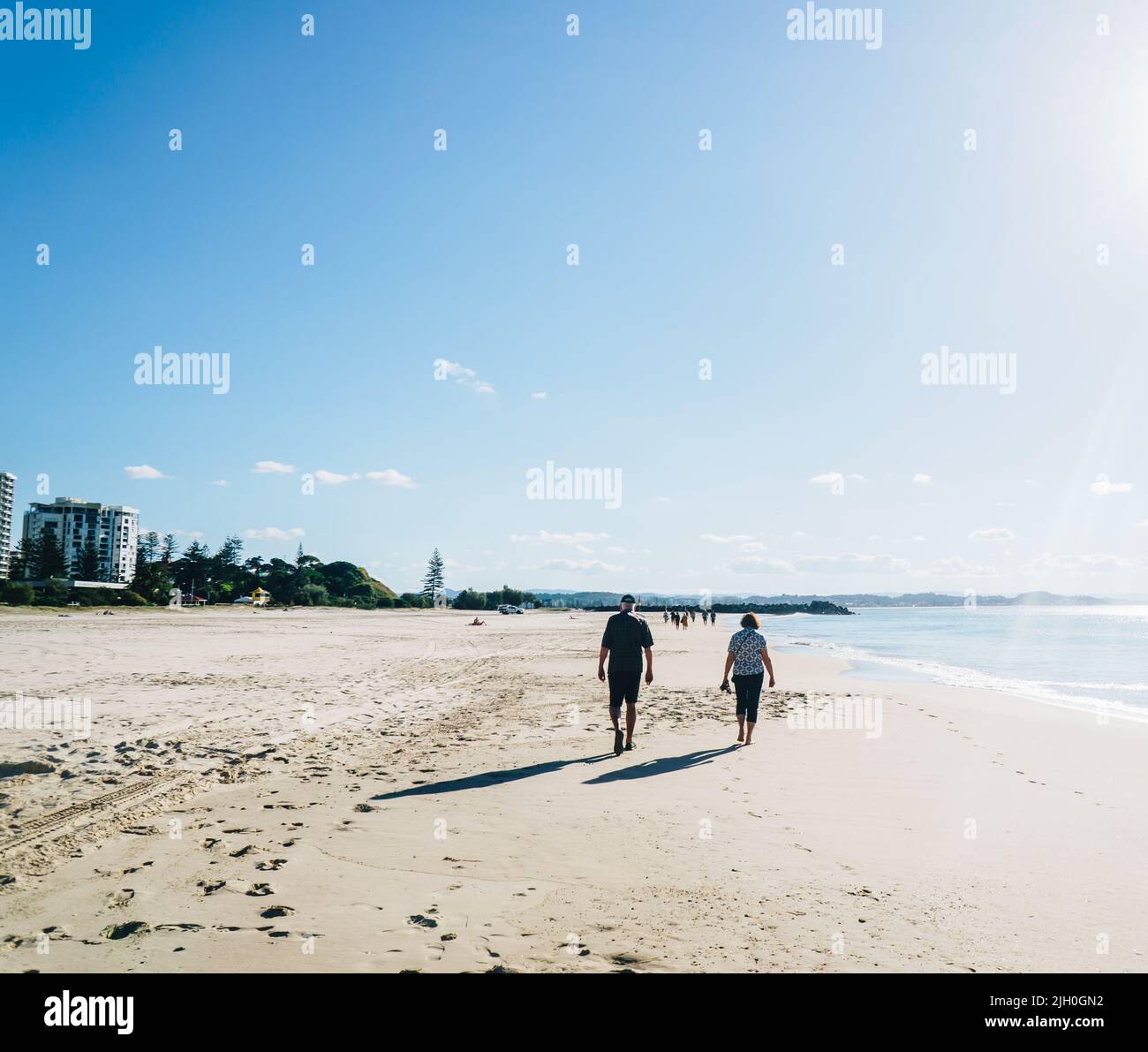 Marche sur la plage de Coolangatta, Gold Coast, Australie Banque D'Images