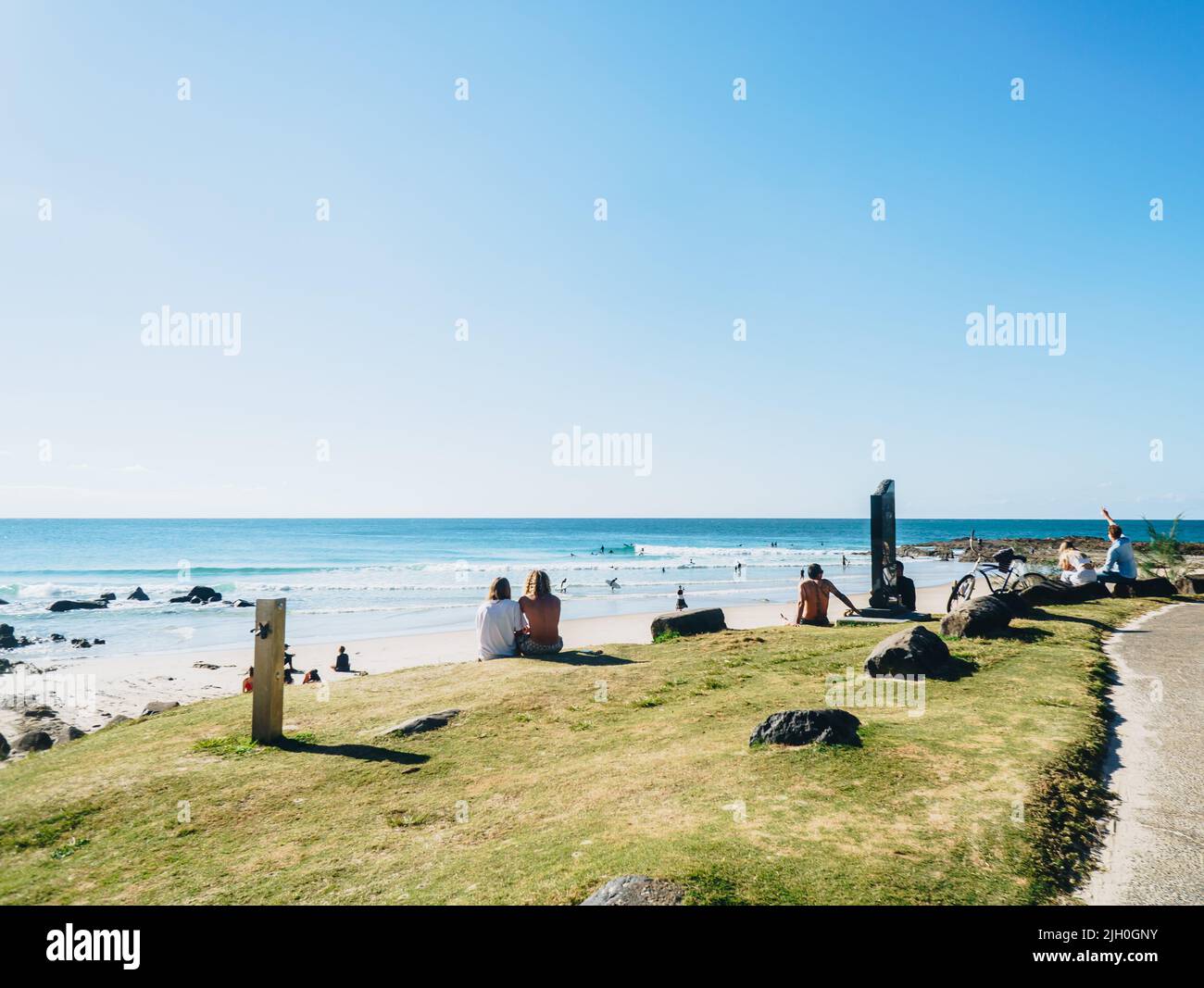 Les gens qui regardent les rochers de Snapper à Coolangatta sur la Gold Coast Banque D'Images