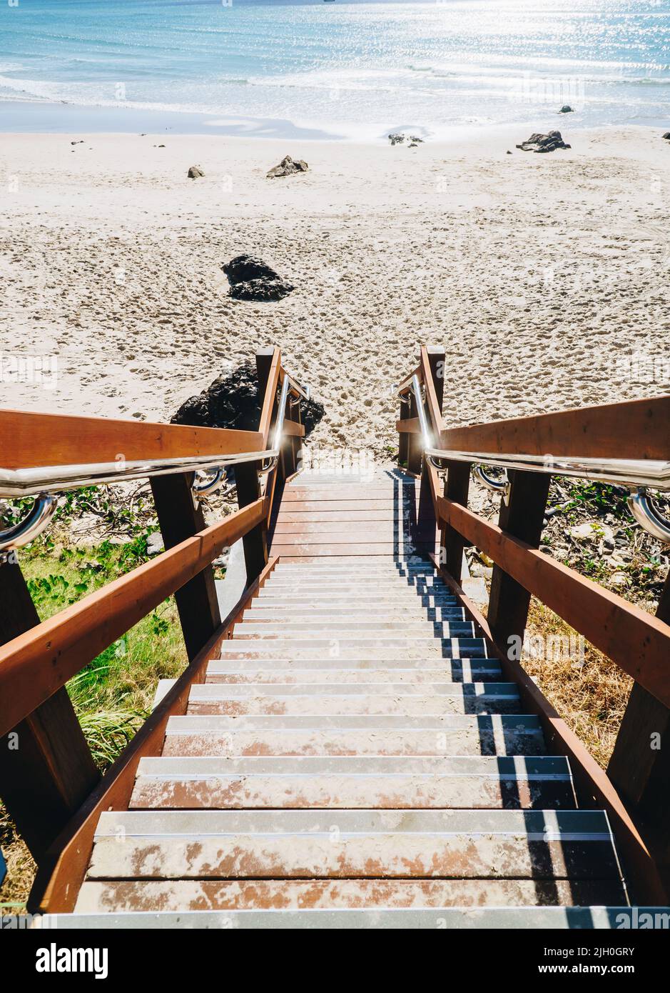 Descendez les escaliers jusqu'à la plage de Kirra depuis le sentier de la Gold Coast. Banque D'Images