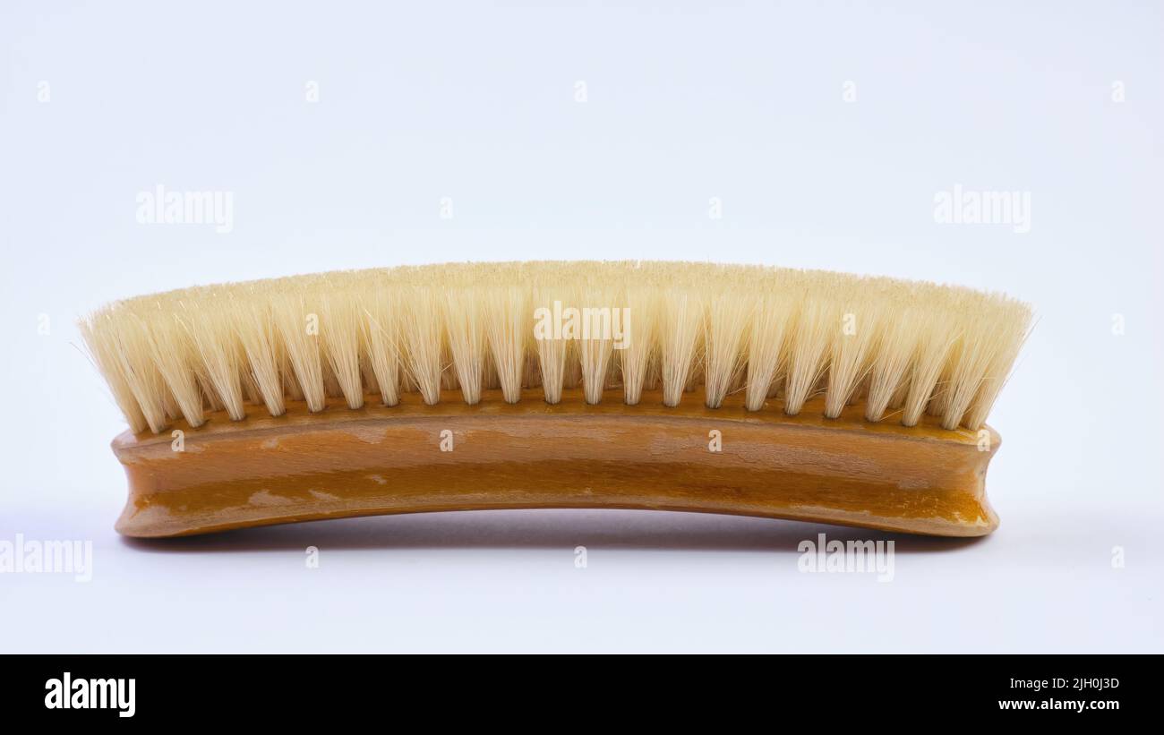 Brosse à chaussures en bois brosse à crin pour le polissage des chaussures en cuir sur fond blanc Banque D'Images
