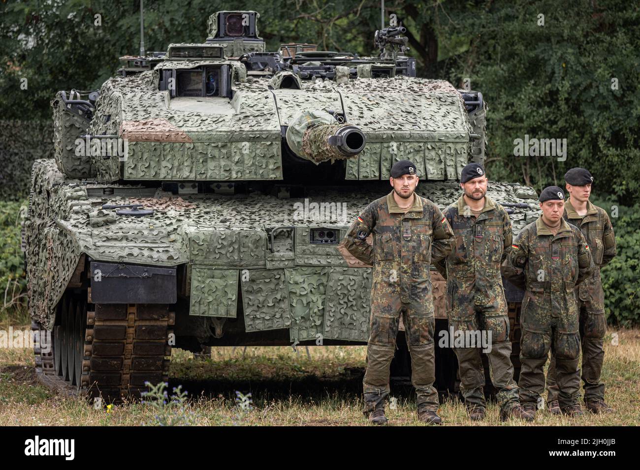 Munster, Allemagne. 11th juillet 2022. Soldats de la Bundeswehr sur un char Leopard. Credit: Mohssen Assanimoghaddam/dpa/Alay Live News Banque D'Images