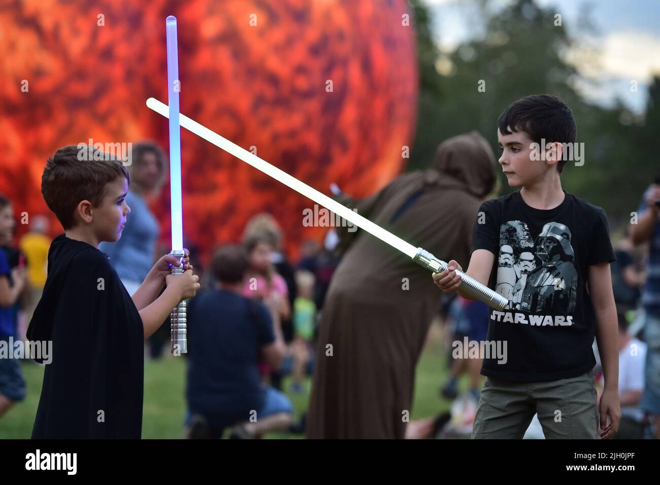 Brno, République tchèque. 13th juillet 2022. La rencontre des propriétaires de sabre laser, connue dans la série de films Star Wars, s'est tenue à Brno, en République tchèque, sur 13 juillet 2022. En arrière-plan est vu le modèle géant du Soleil. Crédit: Vaclav Salek/CTK photo/Alamy Live News Banque D'Images