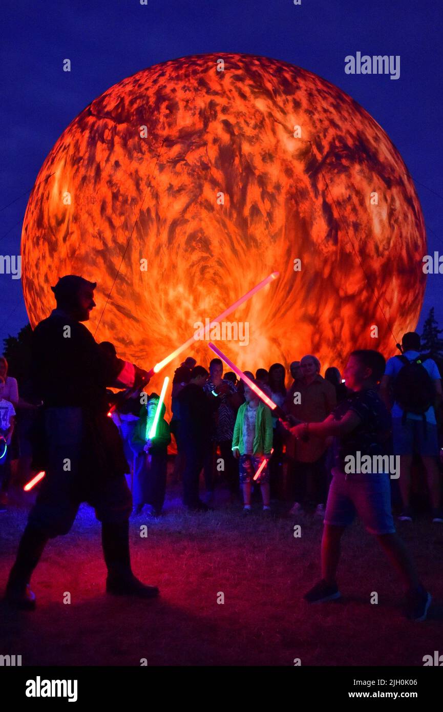 Brno, République tchèque. 13th juillet 2022. La rencontre des propriétaires de sabre laser, connue dans la série de films Star Wars, s'est tenue à Brno, en République tchèque, sur 13 juillet 2022. En arrière-plan est vu le modèle géant du Soleil. Crédit: Vaclav Salek/CTK photo/Alamy Live News Banque D'Images