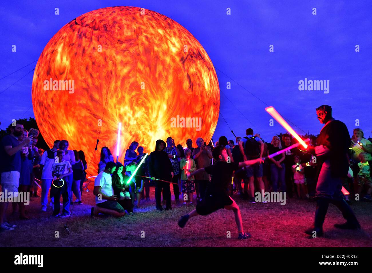 Brno, République tchèque. 13th juillet 2022. La rencontre des propriétaires de sabre laser, connue dans la série de films Star Wars, s'est tenue à Brno, en République tchèque, sur 13 juillet 2022. En arrière-plan est vu le modèle géant du Soleil. Crédit: Vaclav Salek/CTK photo/Alamy Live News Banque D'Images