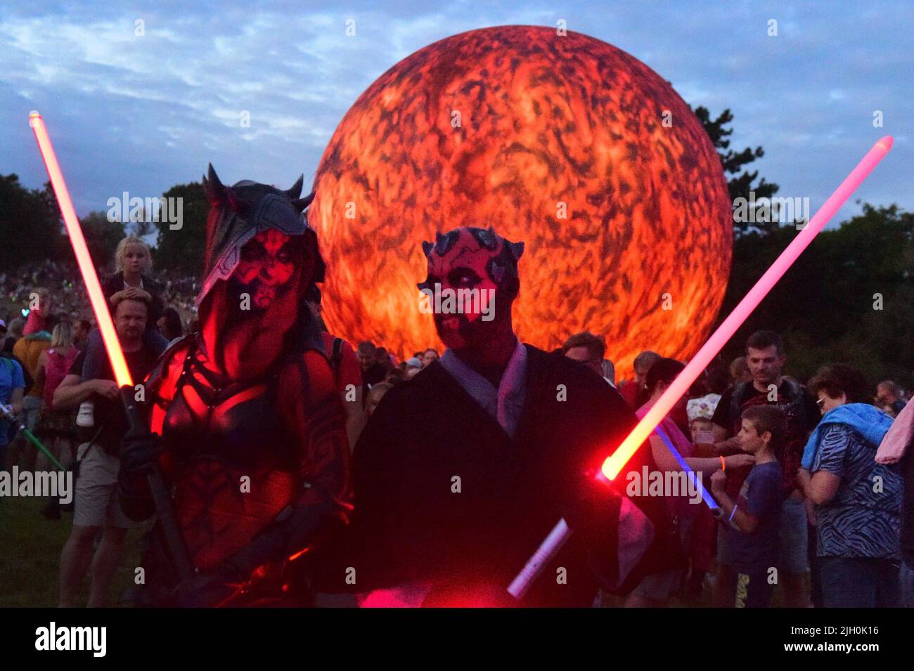 Brno, République tchèque. 13th juillet 2022. La rencontre des propriétaires de sabre laser, connue dans la série de films Star Wars, s'est tenue à Brno, en République tchèque, sur 13 juillet 2022. En arrière-plan est vu le modèle géant du Soleil. Crédit: Vaclav Salek/CTK photo/Alamy Live News Banque D'Images