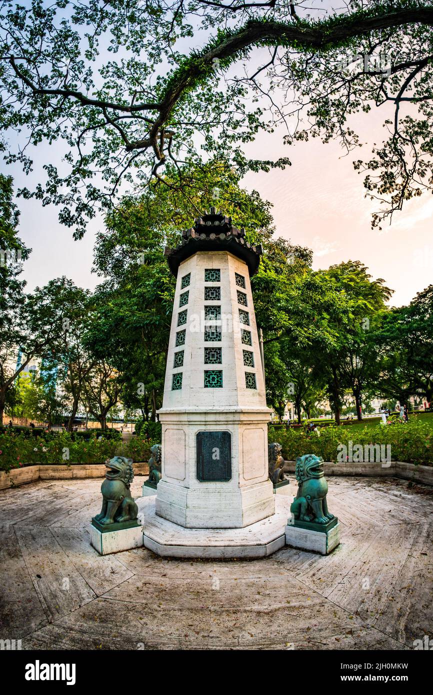 Lim Bo Seng Memorial, un mémorial de guerre octogonal semblable à une pagode à l'Esplanade Park, Singapour. Banque D'Images