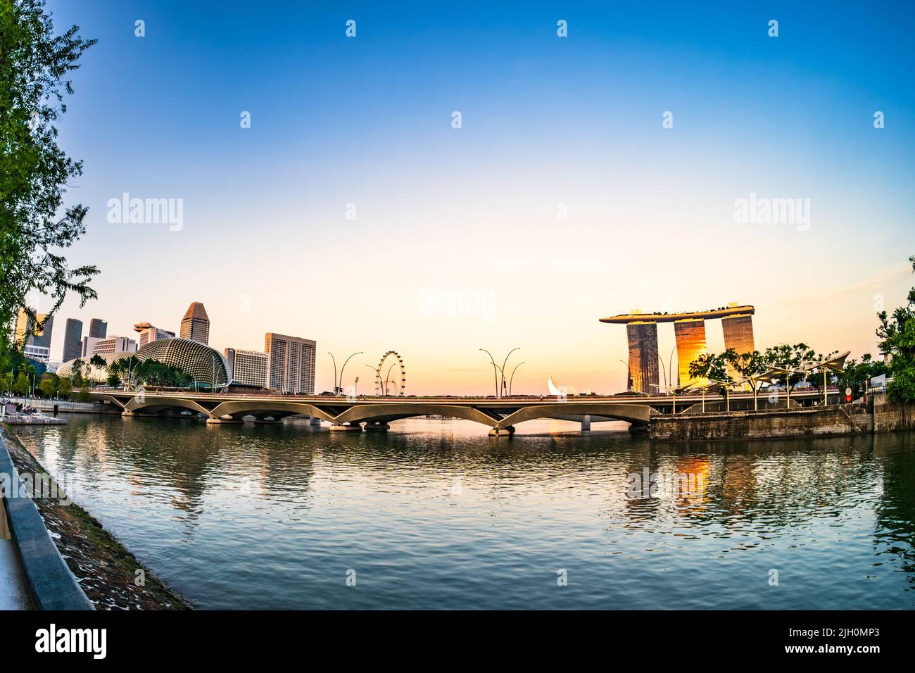 Pont Esplanade traversant la rivière Singapour à Marina Bay, Singapour. Banque D'Images