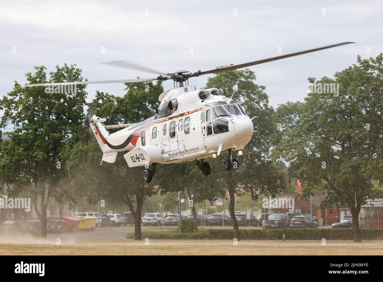 13 juillet 2022, Bavière, Grafenwöhr: L'hélicoptère transportant le président allemand Frank-Walter Steinmeier atterrit à Grafenwoehr pour une visite aux forces américaines. Photo: Daniel Karmann/dpa Banque D'Images