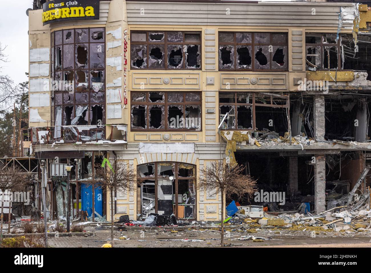 Irpin, région de Kyev Ukraine - 09.04.2022: Villes d'Ukraine après l'occupation russe. Bâtiments détruits dans les rues d'Irpen. Cassé, creusé Banque D'Images