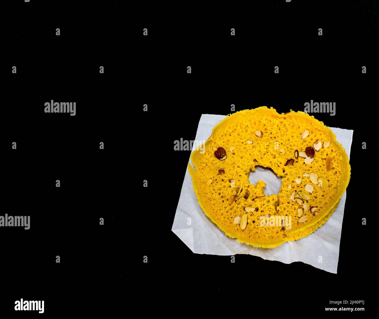 Dessert indien traditionnel - Ghewar ou Ghevar est un rajasthani, Punjabi doux crémeux. Fabriqué sur Teej,Raksha Bandhan,Janmashtami.Top View,fond noir. Banque D'Images