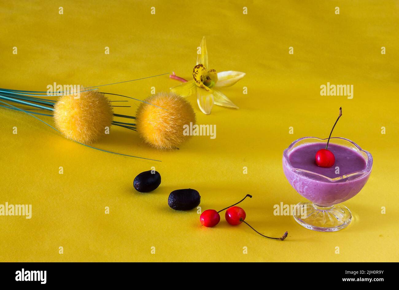 Jamun Mousse, Malabar Plum mousse aux fruits avec garniture de cerise. Dessert frais fait maison à partir de Jamun. Pudding d'été sur fond jaune foncé, en gros plan. Banque D'Images
