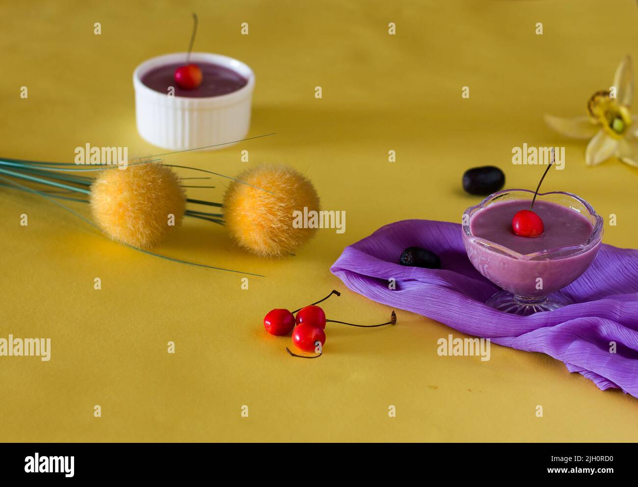 Jamun Mousse, Malabar Plum mousse aux fruits avec garniture de cerise. Dessert frais fait maison à partir de Jamun. Pudding d'été sur fond jaune foncé, en gros plan. Banque D'Images