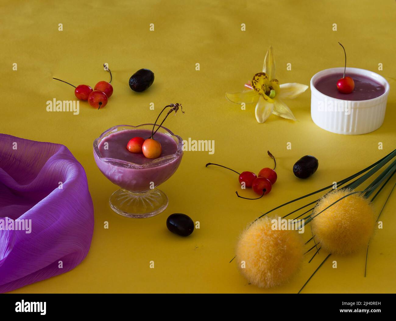 Jamun Mousse, Malabar Plum mousse aux fruits avec garniture de cerise. Dessert frais fait maison à partir de Jamun. Pudding d'été sur fond jaune foncé, en gros plan. Banque D'Images