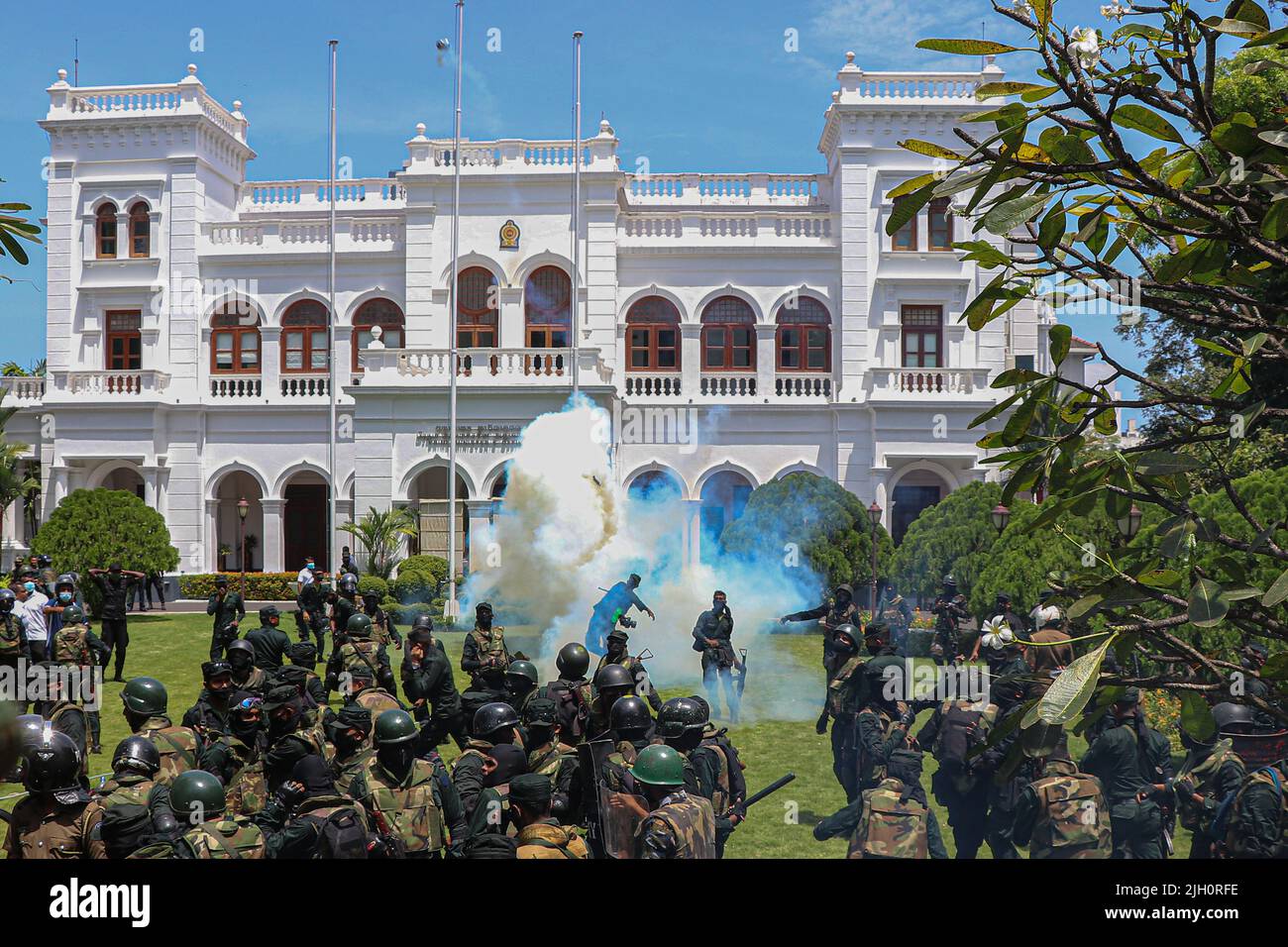 La police lance des gaz lacrymogènes sur les manifestants qui tentent de prendre la route du Parlement, Battaramulla, près de la capitale Colombo. (Photo de Saman Abesiriwardana/Pacific Press/Sipa USA) Banque D'Images