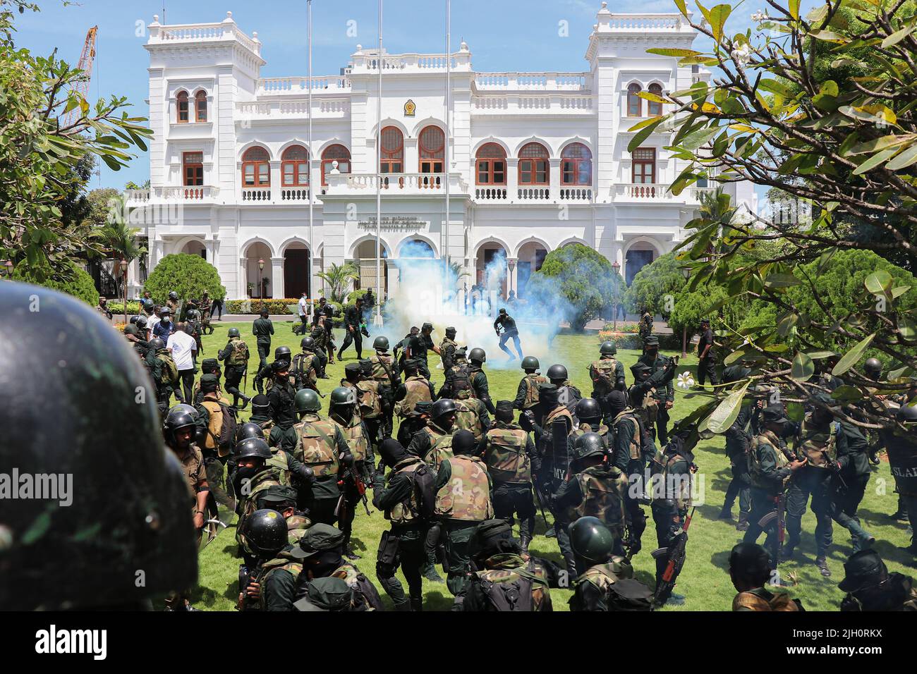 La police lance des gaz lacrymogènes sur les manifestants qui tentent de prendre la route du Parlement, Battaramulla, près de la capitale Colombo. (Photo de Saman Abesiriwardana/Pacific Press/Sipa USA) Banque D'Images