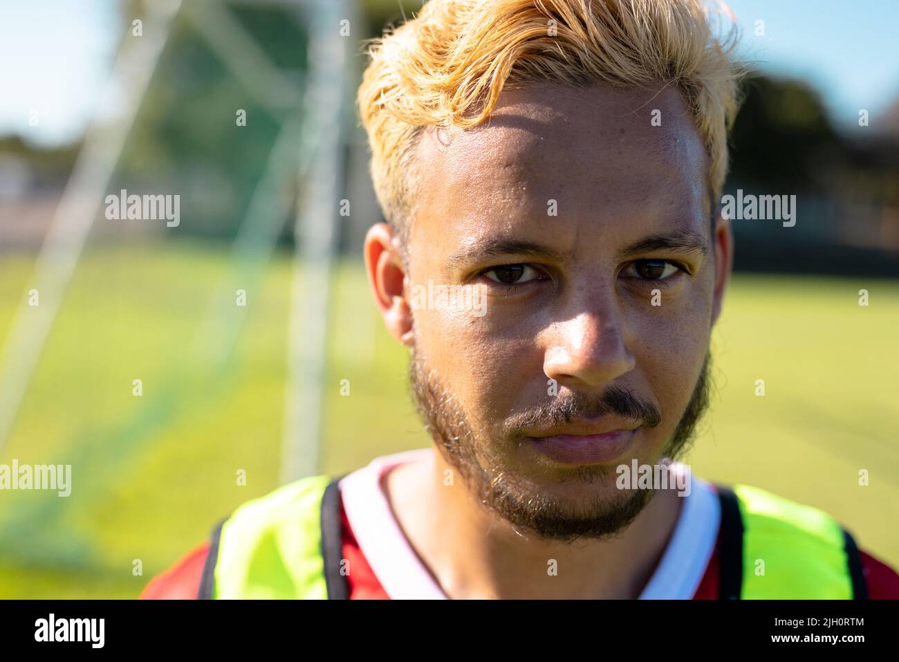 Portrait en gros plan d'un jeune athlète caucasien confiant avec des cheveux blonds dans le terrain de jeu Banque D'Images