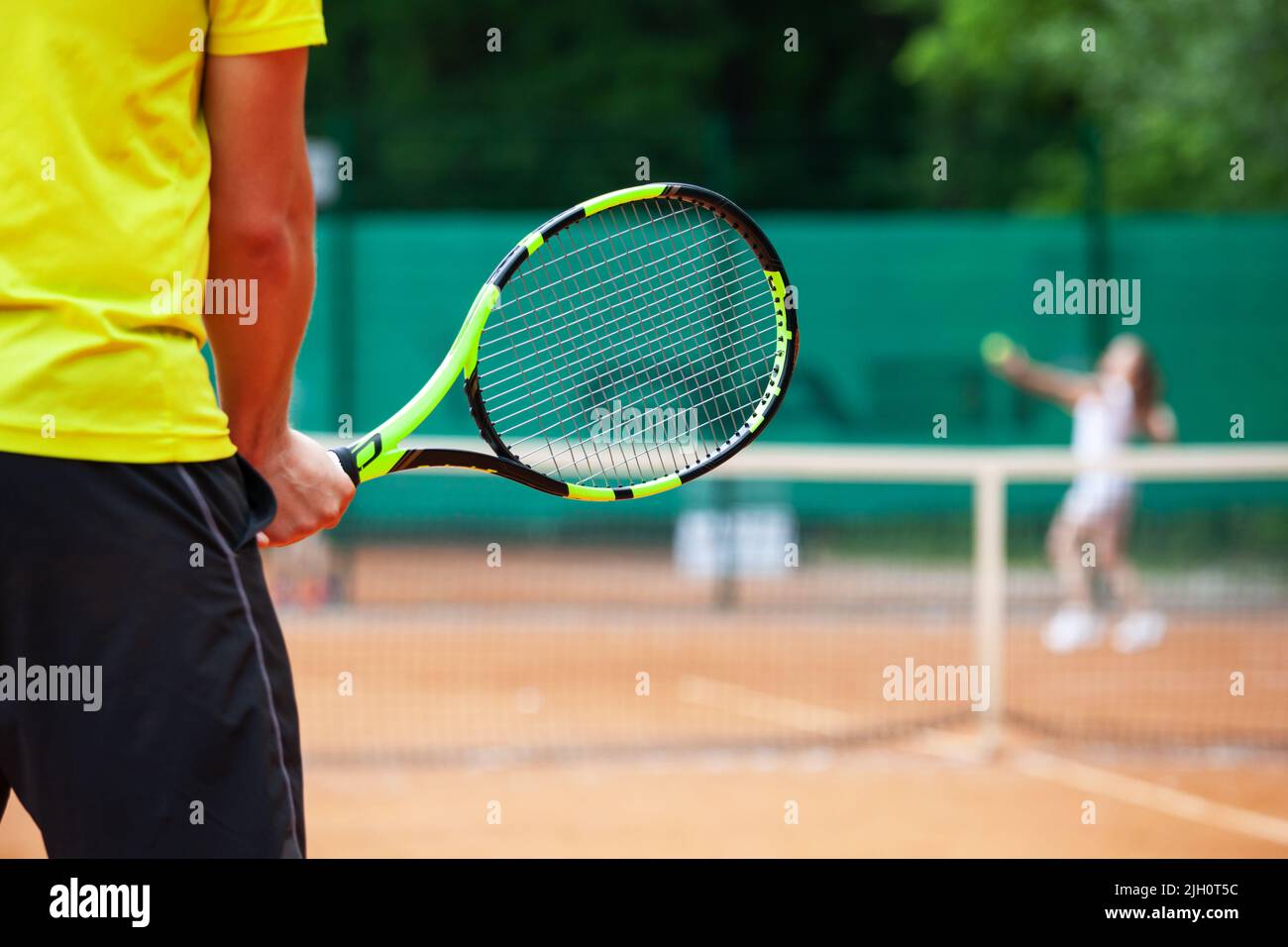 Au milieu du tennis masculin joueur tenant la raquette en position d'attente. Banque D'Images