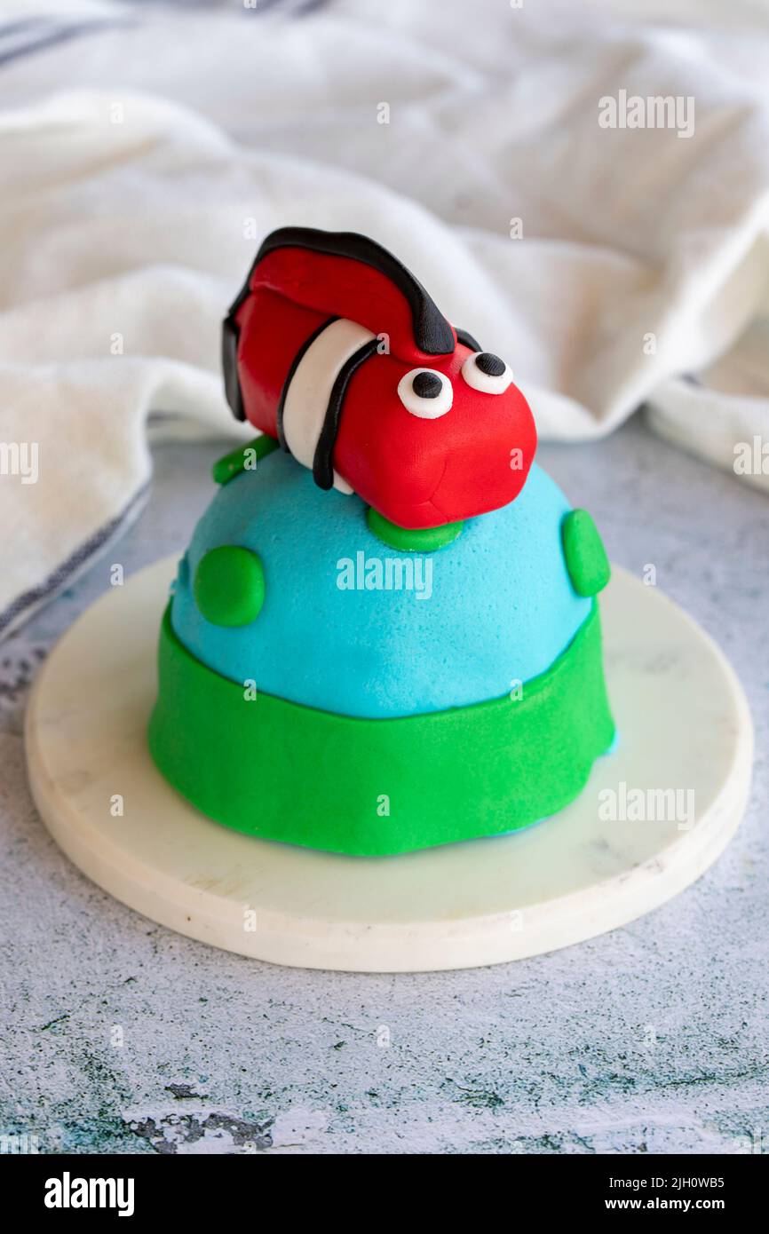 Gâteau de conception. Concevoir un gâteau avec des figurines de poisson sur  fond de pierre. Concevoir le gâteau avec de la pâte à sucre. Gros plan  Photo Stock - Alamy