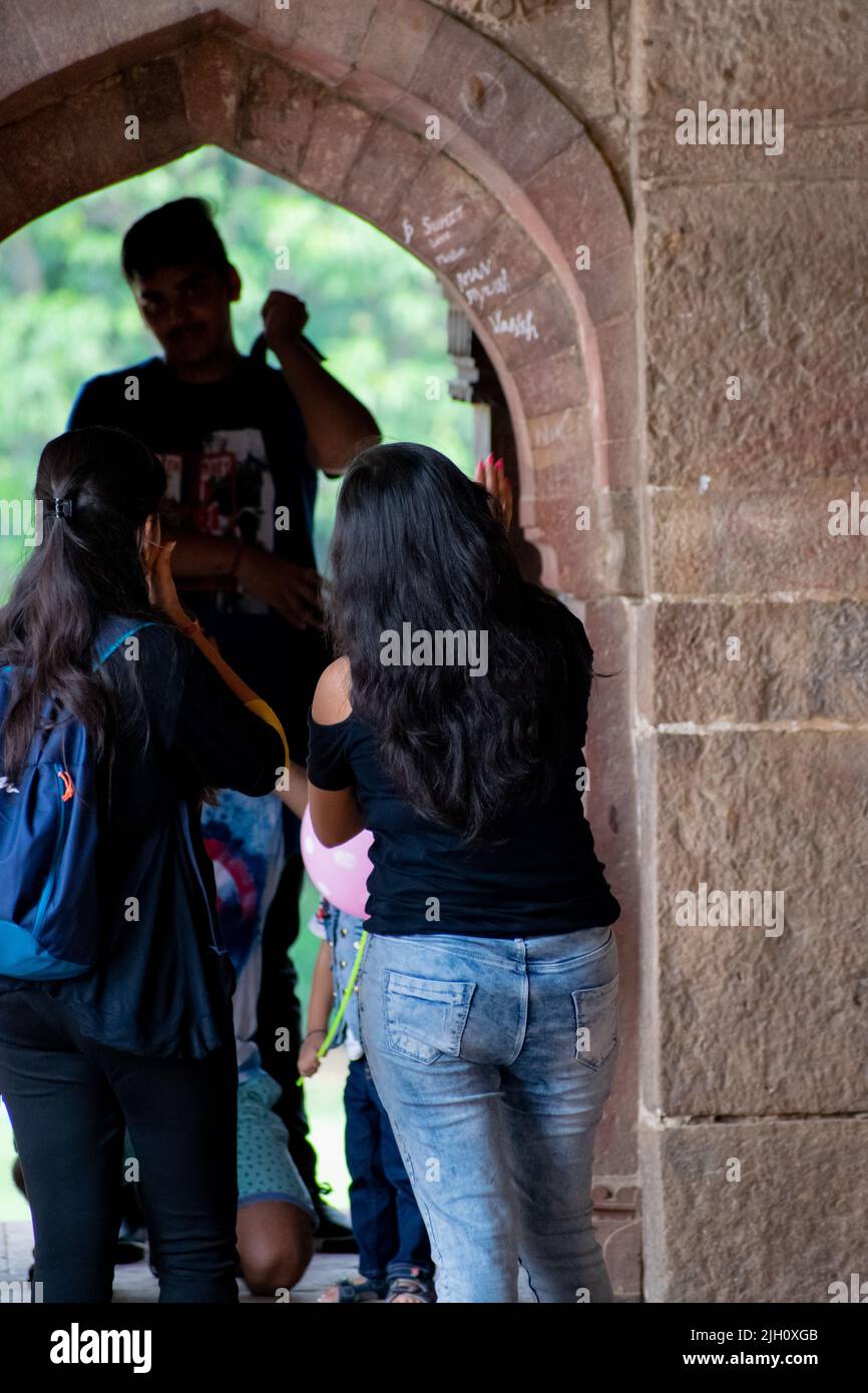 Les gens apprécient de visiter un mobument indien qui est connu sous le nom de bara gumbad à lodhi Garden, New Delhi, Inde Banque D'Images