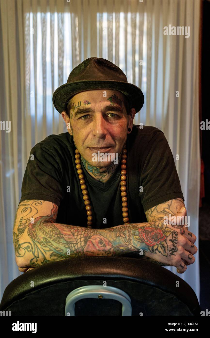 Tilburg, pays-Bas. Portrait de Dave PLU tattoo à l'intérieur de son studio d'art Tattoo. Banque D'Images
