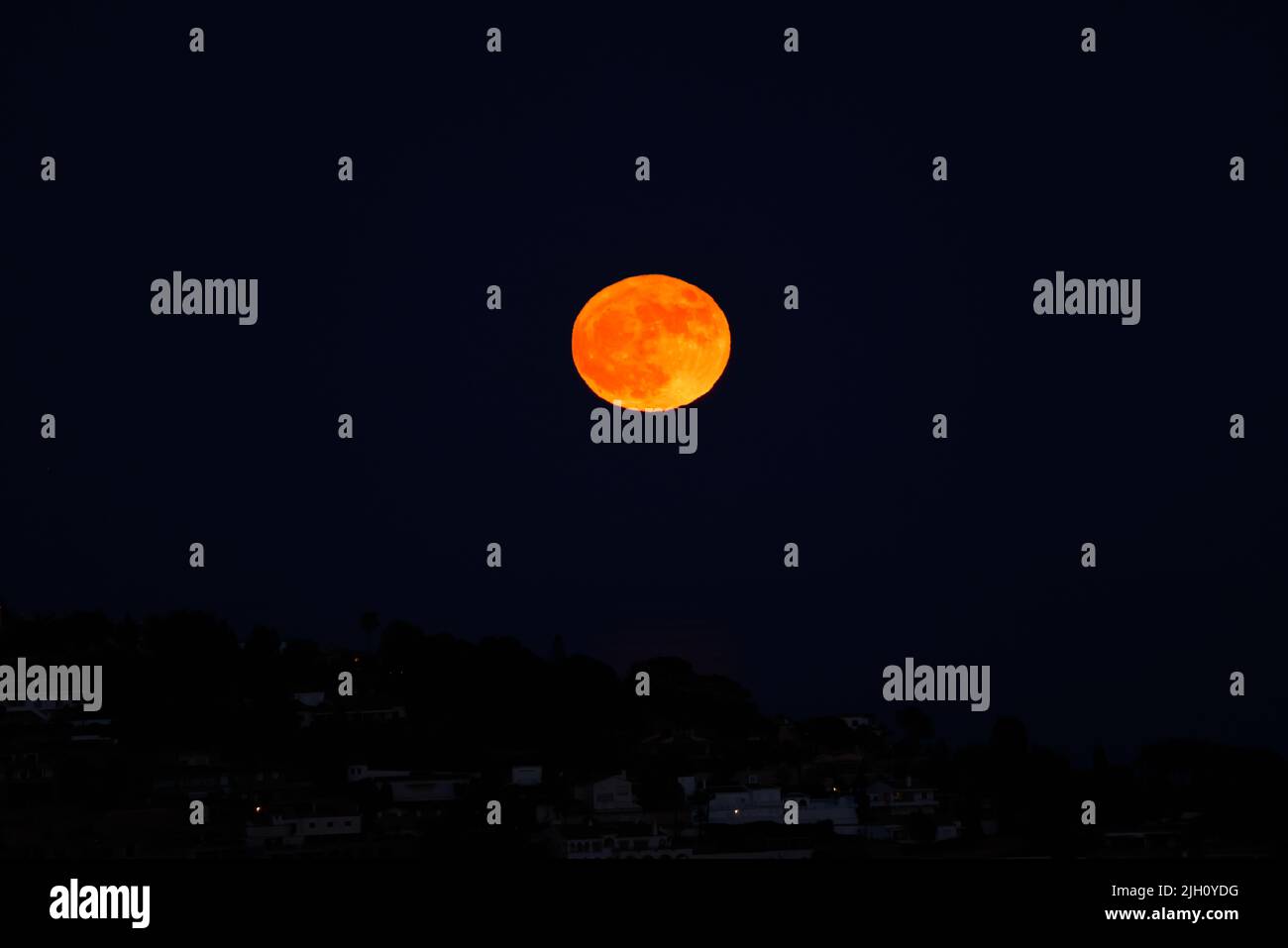 La Herradura, Almuneca. Andalousie, Espagne. Super Lune qui s'élève au-dessus de la baie de la Herradura, 13 juillet 2022. DavidSmith/Alamynews Banque D'Images